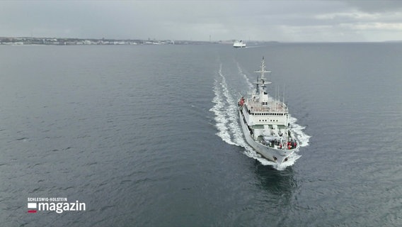 Ein Schiff fährt auf dem Meer. © Screenshot 