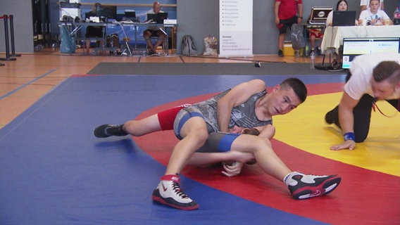 Zwei Jugendliche ringen beim Boddenpokal in Greifswald. © Screenshot 