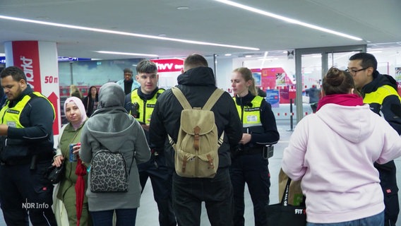 Fahrkartenkontrolle am Bahnhof Altona. © Screenshot 