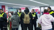 Fahrkartenkontrolle am Bahnhof Altona. © Screenshot 