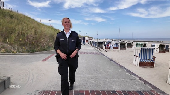 Polizistin Anke Schlake läuft den Strand von Wangerooge entlang. © Screenshot 