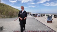 Polizistin Anke Schlake läuft den Strand von Wangerooge entlang. © Screenshot 