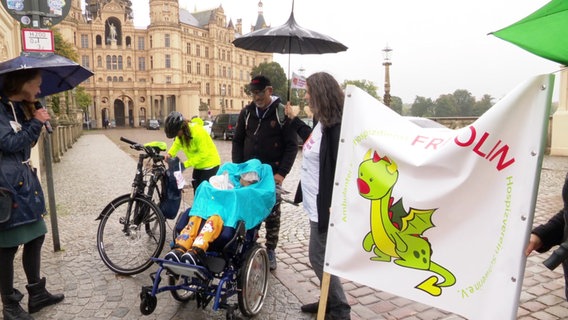 Mitglieder des Hospizvereins Schwerin vor dem Schweriner Schloss © Screenshot 