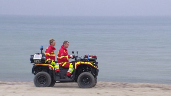 Das First-Responderteam des DLRG in Graal-Müritz fährt mit seinem Quad © Screenshot 