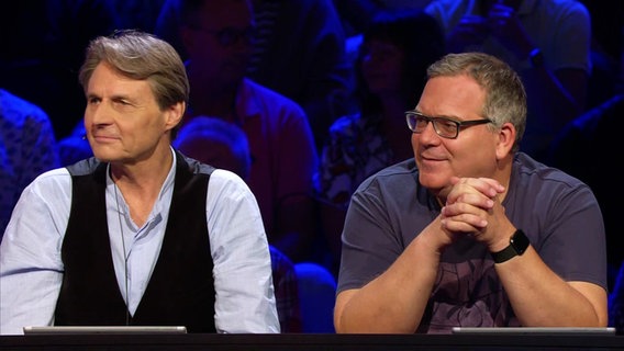 Elton und Wolfgang Bahro spielen bei "wer weiß denn sowas?" in einem Team. © Screenshot 