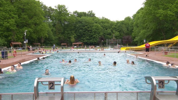 Schwimmbecken im Waldbad Stavenhagen © NDR Foto: NDR