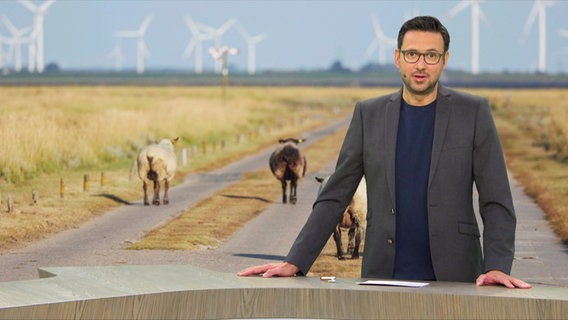 Moderator Christopher Scheffelmeier im Studio. © Screenshot 