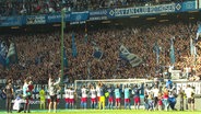 Szene im Volksparkstadion: Spieler des HSV und Fans. © Screenshot 