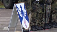 In Oerbke stehen Bundeswehrsoldaten neben einem Schild mit dem Zeichen ihres neuen Logistikbataillons. © Screenshot 