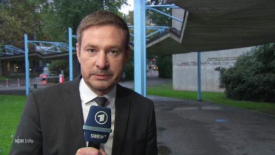 ARD-Rechtsexperte Kolja Schwartz im NDR-Interview. © Screenshot 