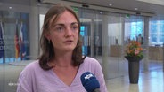 Die verkehrspolitische Sprecherin der Grünen, Nelly Waldeck, äußert sich zu den Plänen des Landes, größere Teile des Schienennetzes selbst zu betreiben. © Screenshot 