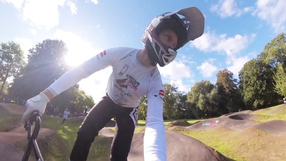 BMX-Weltmeister Kristaps Veksa fährt auf dem Pumptrack im Kulturpark in Neubrandenburg. © Screenshot 