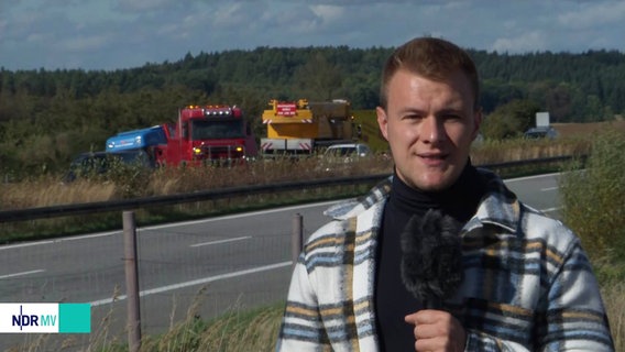 NDR Reporter Denis Mollenhauer an der Unfallstelle auf der A19. © Screenshot 