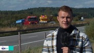 NDR Reporter Denis Mollenhauer an der Unfallstelle auf der A19. © Screenshot 