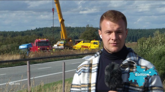 Reporter Dennis Mollenhauer steht vor der Unfallstelle und berichtet. © Screenshot 