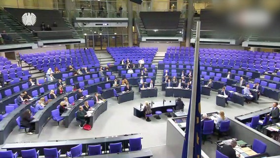 Abgeordnete debattieren im Bundestag. © Screenshot 