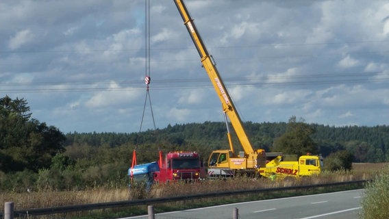 Ein Lkw wird auf der A19 abgeschleppt. © Screenshot 