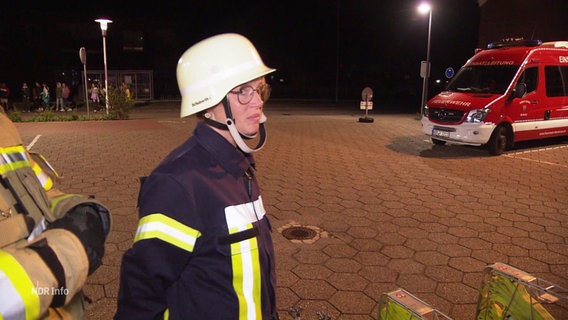 feuerwehr-Novizin Daniela Lehmann-Hardt bei einer Übung © Screenshot 