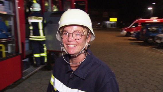 Feuerwehr-Novizin Daniela Lehmann-Hardt bei einer Übung. © Screenshot 