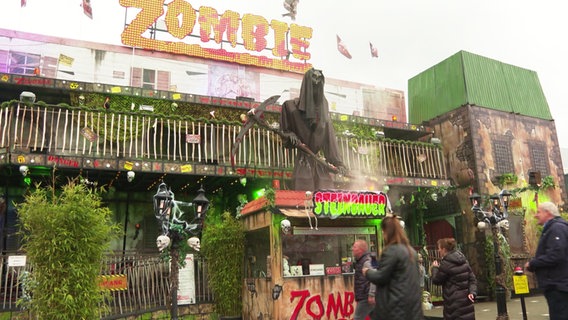 Die Außenfassade vom "Zombiehaus" mit dem Eingang zur Geisterbahn. © Screenshot 