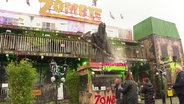 Die Außenfassade vom "Zombiehaus" mit dem Eingang zur Geisterbahn. © Screenshot 