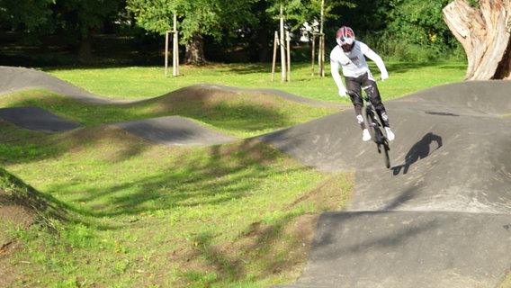 Ein BMX-Fahrer testet die neue Pumptrack-Fahrbahn. © Screenshot 