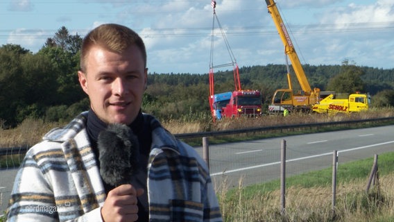 Reporter Dennis Mollenhauer steht in der Nähe der Unfallstelle und berichtet. © Screenshot 