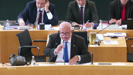 Der AfD-Alterspräsident spricht im Thüringer Landtag. © Screenshot 