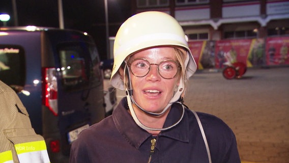 Daniela Lehmann-Hardt macht eine Ausbildung zur Feuerwehrfrau. © Screenshot 