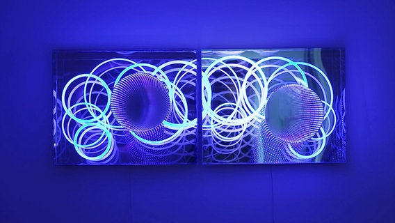 Lichtinstallation mit Kreisen in blauen und weißen Farben. © Screenshot 