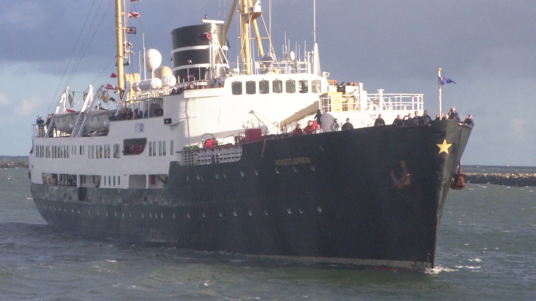 Historisches Hurtigruten-Schiff "Nordstjernen" in Warnemünde