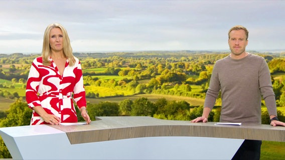 Gabi Lüeße und Henrik Hanses im Studio des Schlesweig-Holstein Magazins © Screenshot 