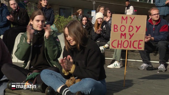 My Body My Choice steht auf einem Plakat bei einer Demo. © Screenshot 