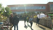 Einige Menschen vor der Rindermarkthalle in St. Pauli. © Screenshot 