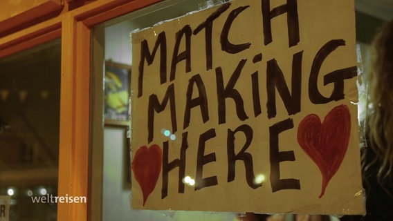 "Match Making Here" steht auf einem Schild im Fenster eines Pubs in Irland. © Screenshot 