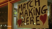 "Match Making Here" steht auf einem Schild im Fenster eines Pubs in Irland. © Screenshot 