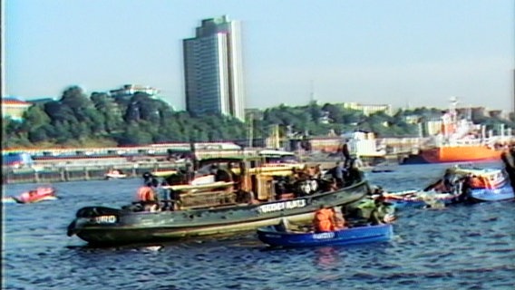 Archivaufnahme einen Schiffsunglückgs auf der Elbe. © Screenshot 