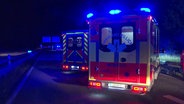 Rettungswagen stehen an einem Unfallort auf der A19. © Screenshot 