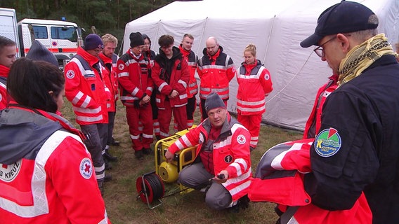 Rettungskräfte bekommen die Verwendung eines Generators erklärt. © Screenshot 