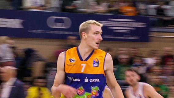 Ein Basketballer der Rostock Seawolves bei einem Spiel. © Screenshot 