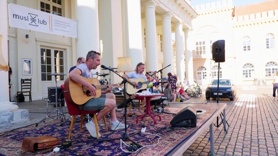 Vor der Markthalle in Schwerin findet ein Konzert statt. © Screenshot 