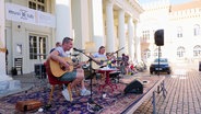 Vor der Markthalle in Schwerin findet ein Konzert statt. © Screenshot 