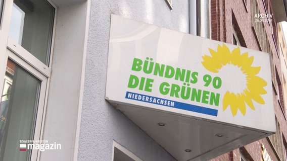 Ein Büroschild der Bündnis 90, die Grünen hängt vor einem Lokal. © Screenshot 