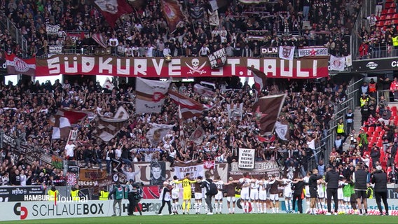 Die Südkurve des FC St. Pauli jubelt. © Screenshot 