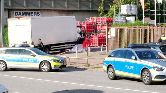 Polizei und Rettungskräfte am Unfallort an der Bramfelder Straße in Hamburg. Dort wurde eine Person von einem Lkw überfahren. © TVNewsKontor 