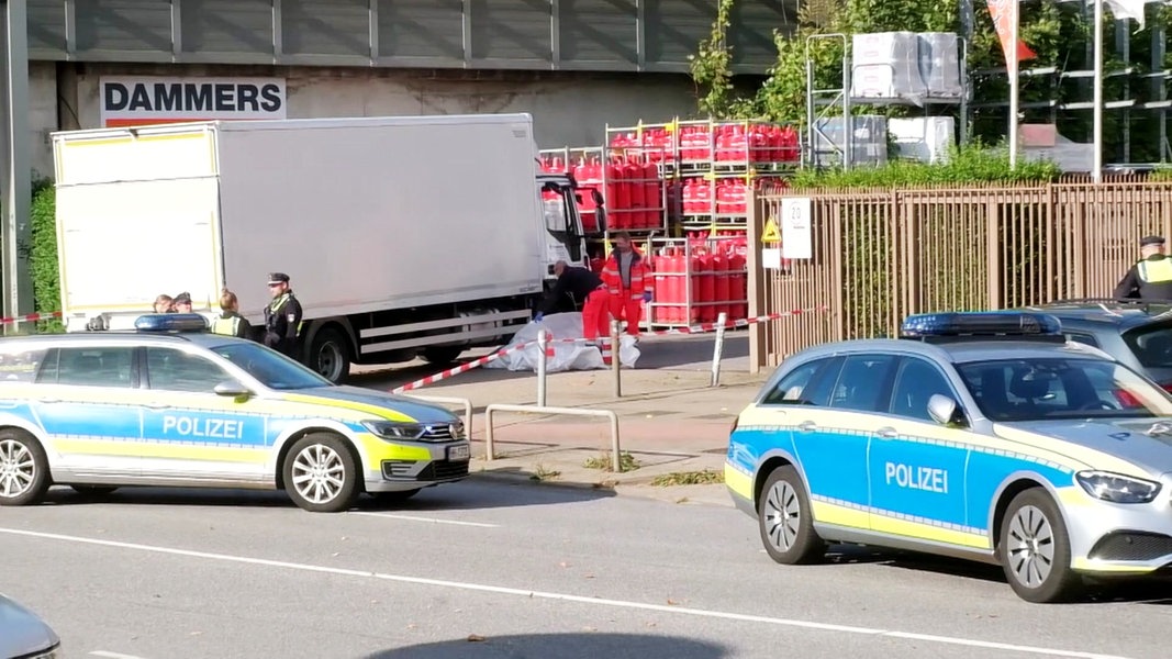 Tödlicher Unfall: Lkw überfährt Fußgänger in Barmbek