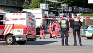 Polizei und Rettungskräfte am Unfallort an der Bramfelder Straße. © TVNewsKontor 