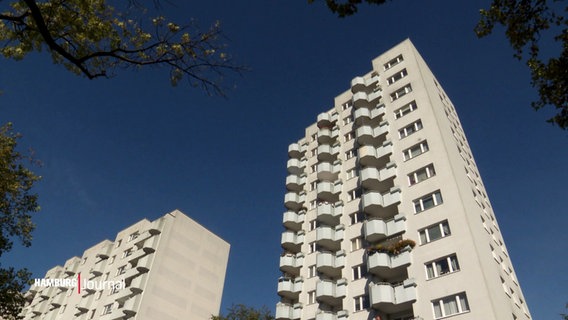 Ein Hochhaus ragt in den blauen Himmel. © Screenshot 