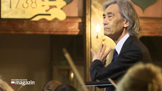 Kent Nagano dirigiert. © Screenshot 