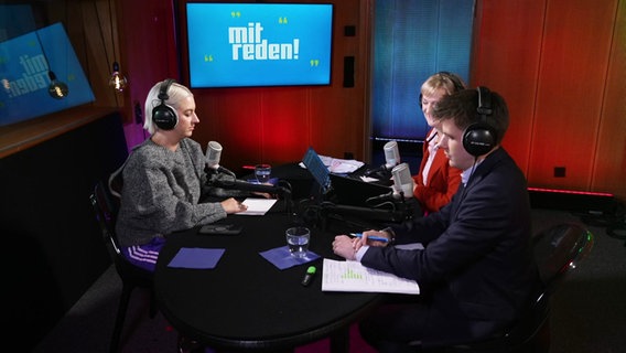 Arthur Kießling, Victoria Reichelt und Moderatorin Sabine Dahl sitzen im Studio. © Screenshot 